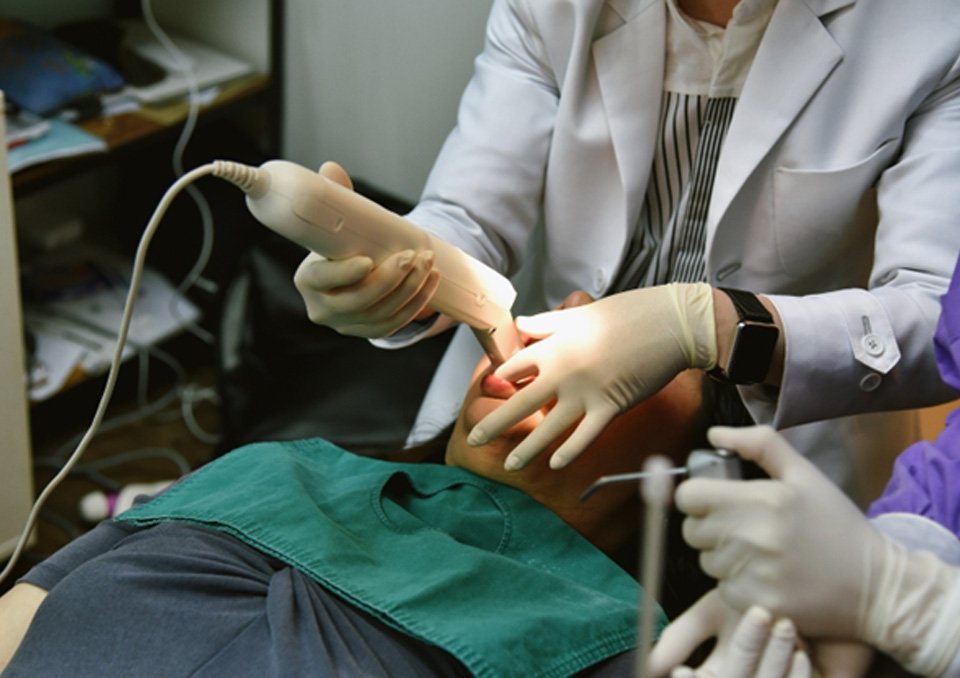 dentist using iTero digital impression scanner