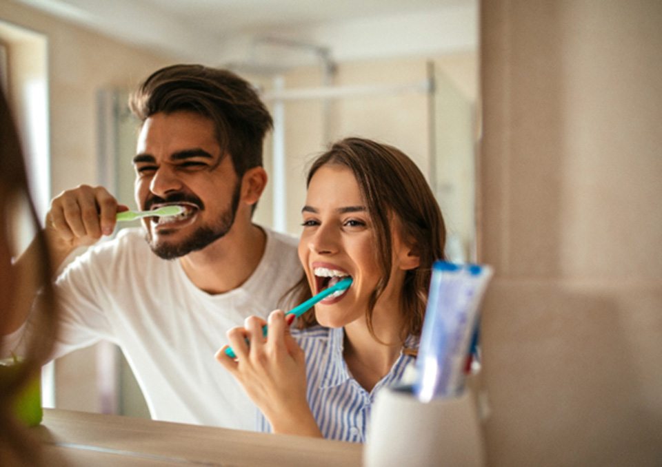 Couple brushing to avoid a toothache in Richardson